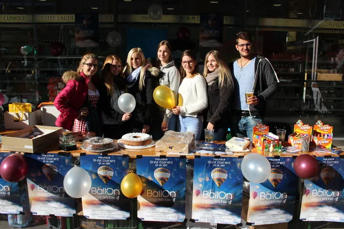 Diverse Schulen nützten die Möglichkeit, Spenden für die Maturabälle zu sammeln.