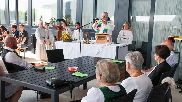 Bei strahlendem Wetter versammelten sich Musikliebhaber am 27. August in großer Zahl am Busterminal Tieber in Rothenthurm, um einen unvergesslichen Tag voller Musik, kulinarischer Köstlichkeiten und ausgelassener Unterhaltung zu erleben.