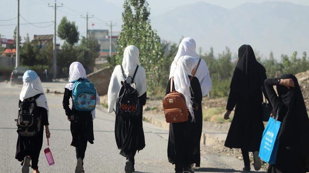 Afghanische Mädchen auf dem Weg zur Schule. 
