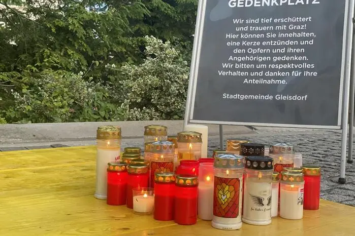 Das Programm wurde aufgrund des tragischen Vorfalls diese Woche in Graz angepasst und startete mit einer Gedenkminute für die Opfer des Amoklaufs. 