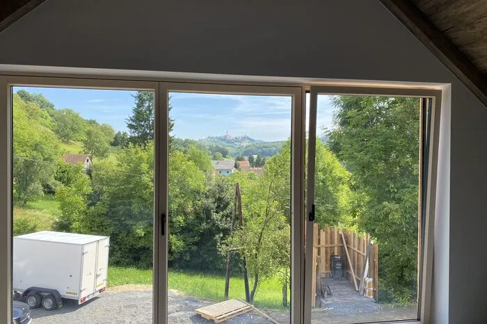 Von beiden Häusern bietet sich ein guter Ausblick auf Straden. "Besonders in der Nacht, wenn der Kirchturm beleuchtet ist, ist der Blick wunderschön", sagt Nicole Rathgeb-Höll