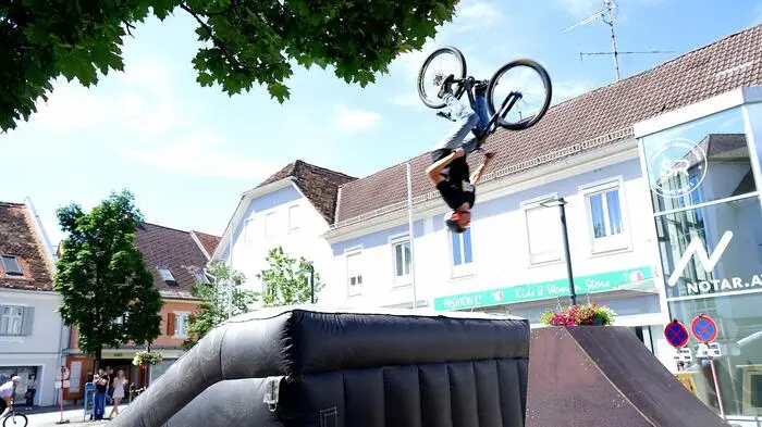 Zahlreiche Gäste zog es vergangenen Samstag in die Weizer Innenstadt zum Sattelfest. Das Highlight war die Bike Show der „Banana Crew“, die wagemutig Saltos mit dem Rad vorführte. 