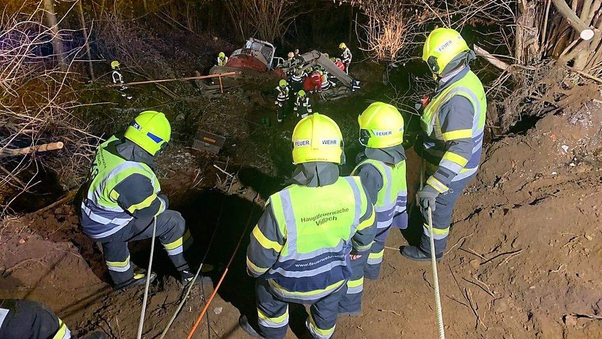 Der Bagger stürzte 15 Meter in die Tiefe