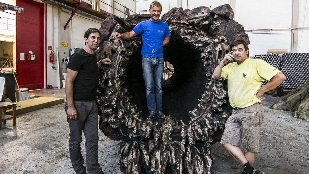 „Baum fällt“: Produktionsbetreuer Herwig Marx, die Bildhauer Klaus Robida und Anton Zandanell sowie – gut getarnt – der Kauz