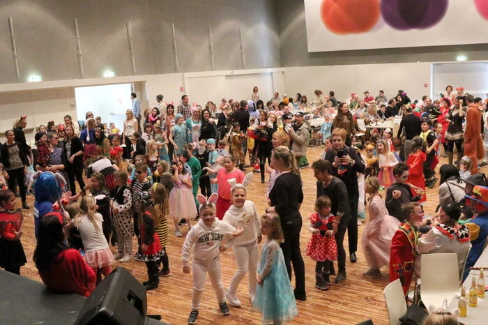 In der örtlichen Blumenhalle ging der Kindermaskenball der St. Veiter Kinderfreunde ...
