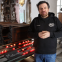 Diözesanjugendseelsorger Jakob Mokoru wird im Klagenfurter Dom Kerzen entzünden
