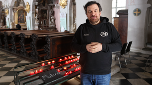Diözesanjugendseelsorger Jakob Mokoru wird im Klagenfurter Dom Kerzen entzünden