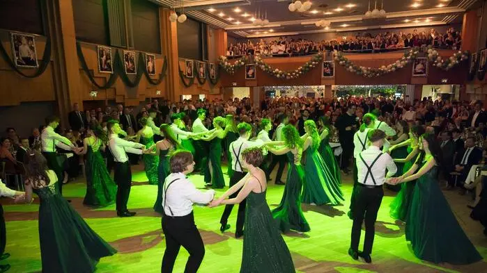 Intensiv wie ein Gin präsentierten sich die 19 MaturantInnen der 8dk des BG & BRG Leibnitz an ihrem Maturaballabend.