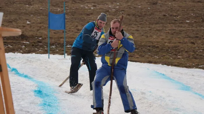 Beim Gasthof Wiesenhofer rasten rund 16 Rennläufer die Skipiste hinunter