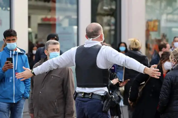 Estrosi twitterte, die Tat gleiche einem terroristischen Anschlag. "Ohne Zweifel" passe die Art und Weise zu dem islamistisch motivierten Mord am Geschichtslehrer Samuel Paty vor wenigen Tagen.