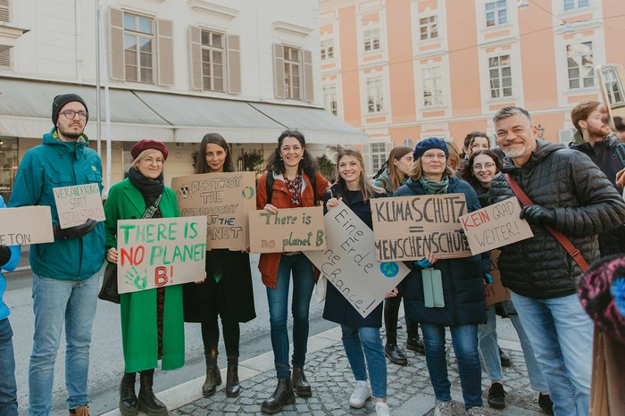 Auch die Grünen schlossen sich den Protesten an: Graz-Gemeinderat Christian Kozina-Voit, die Nationalratsabgeordneten Bedrana Ribo und Meri Disoski, Landessprecherin Sandra Krautwaschl, die Sprecherin der Grünen Jugend Anna Binder, die Grüne Frauensprecherin der Steirischen Grünen Veronika Nitsche und Karl Dreisiebner, Klubobmann der Grazer Grünen