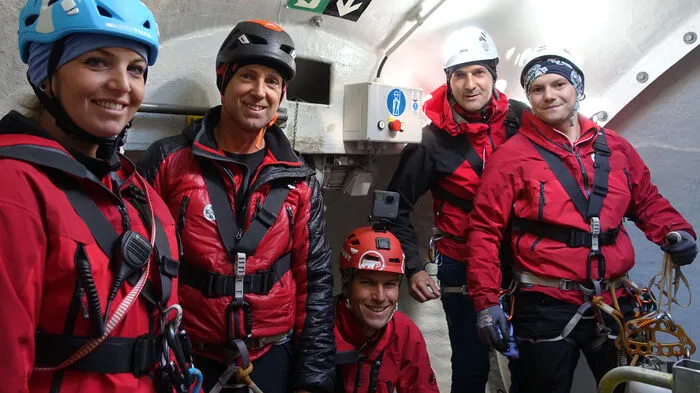 Mit einer spektakulären Abseil-Aktion trainierte die Bergrettung Vordernberg eine Personenrettung vom 50 Meter hohen Windkraftwerk am Präbichl. Zuvor gab es eine Auffrischung der Erste Hilfe-Kenntnisse.