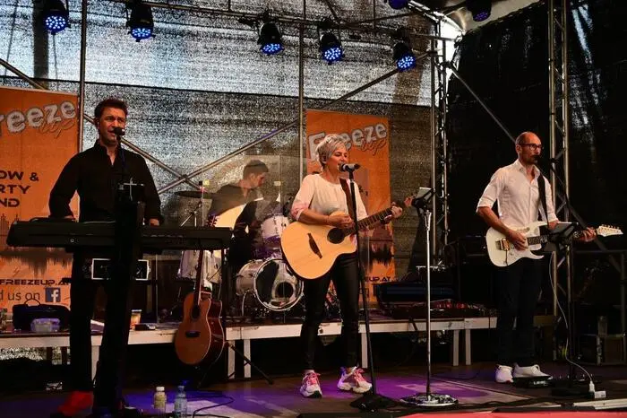 Den Anfang machte die Band "Freeze Up" mit bekannten Songs und Ohrwürmern. Am späteren Abend trat dann die Gruppe "StereoPartie" mit Liedern der heimischen Popkünstler auf. 