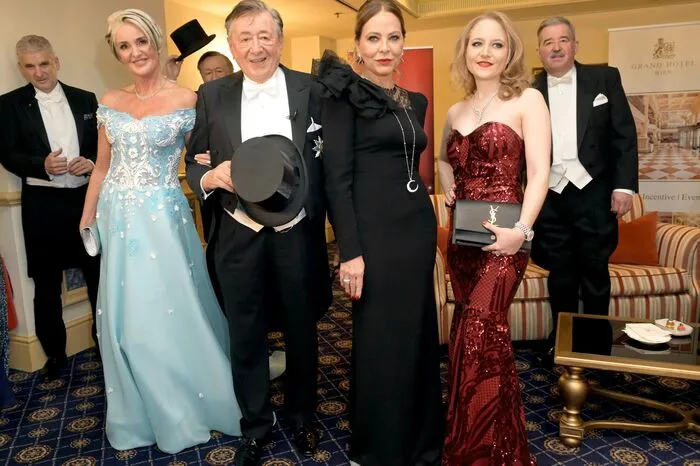 Am Ball gehe es ihr besonders um menschliche Kontakte bekundete die Filmdiva am Donnerstagabend im Vorfeld des Balles, als sie sich mit ihrem Gastgeber Richard Lugner in der - engen - Ballrobe präsentierte.