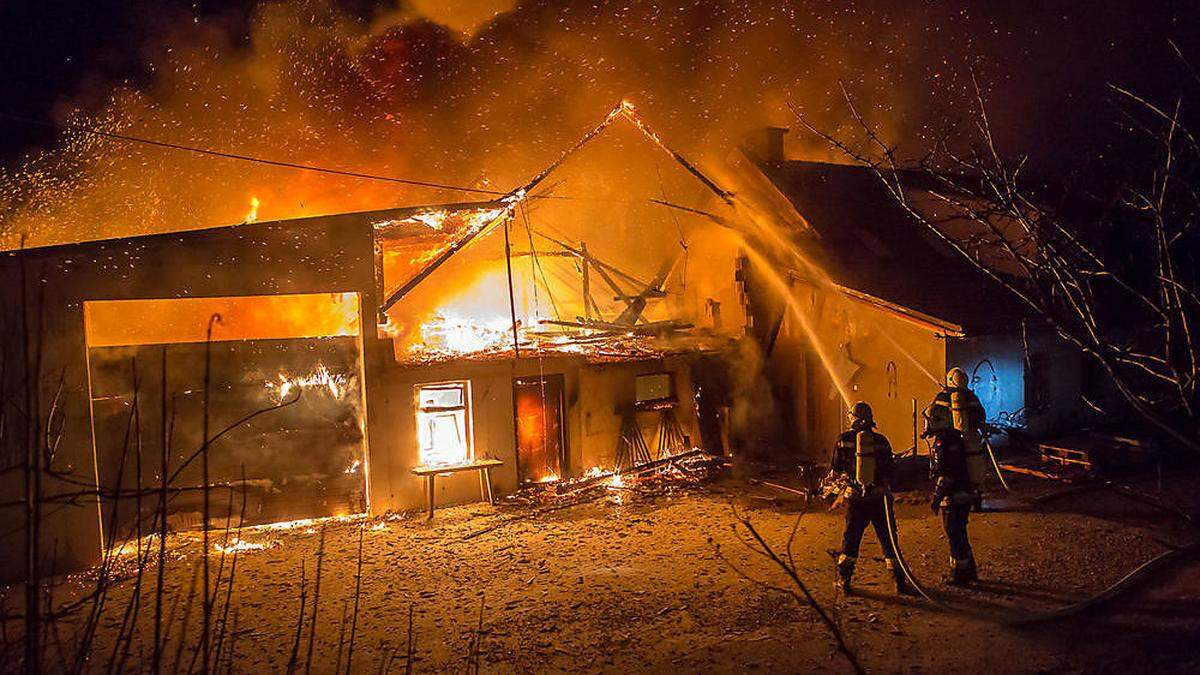 Der Stall stand bereits beim Eintreffen der Feuerwehr in Vollbrand