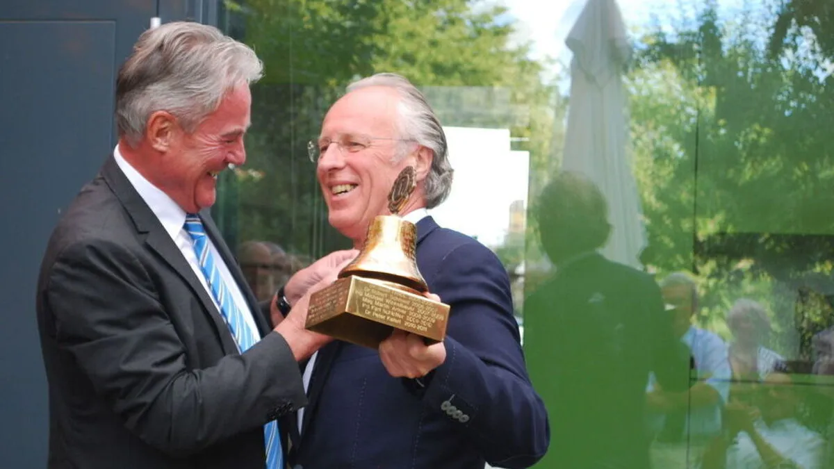 Werner Kuttner (links) übergibt an Franz Andiel