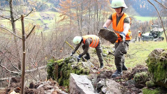 Seit, Dienstag, 6. November, sind 55 Pioniere im Gemeindegebiet Mörtschach im Mölltal mit der Beseitigung von abgebrochenen und umgefallenen Bäumen in tiefen Gräben und steilen Hängen. Felsbrocken werden weggeräumt.
