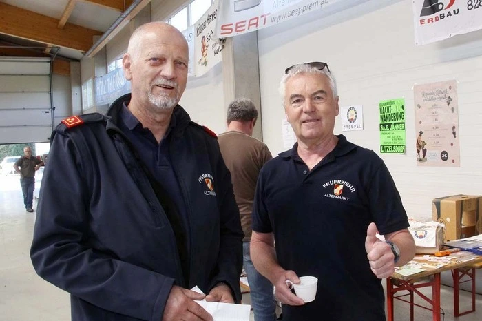 Der neue Wehrkommandant Karlheinz Strobl und sein Team ...  