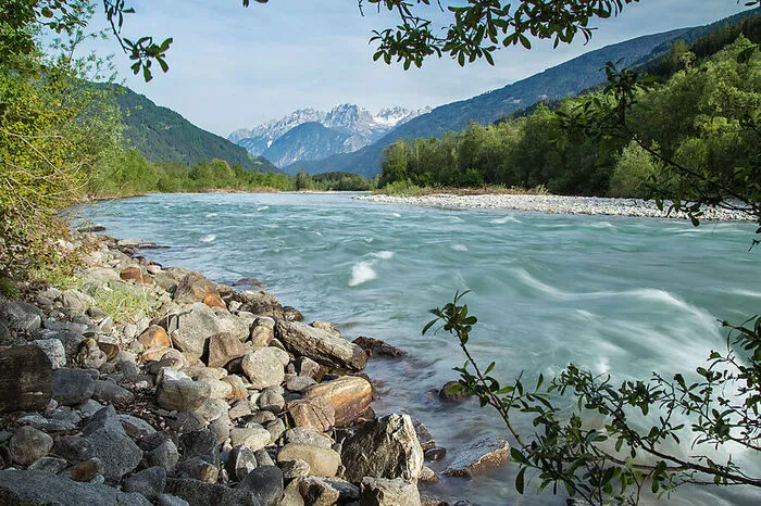 Wesentlich erfrischender ist da ein Bad in der Isel, dem letzten unregulierten fließenden Gletscherfluss der Alpen. Auf 54 Kilometern genießt er damit die gleiche, selten gewordene Freiheit wie sein berühmter großer Bruder in Kanada, der Yukon River. Und er sieht auch ein bissl so aus.