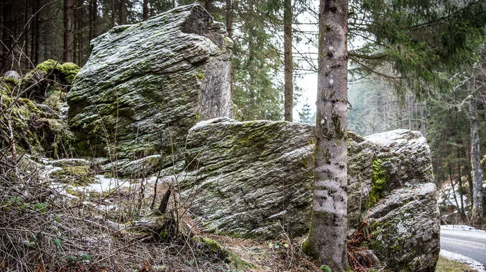 Wie groß ist der Teufel? Eine Antwort darauf könnte ein Felsen geben, der direkt neben der Straße von Reichenfels im Lavanttal in die Sommerau liegt. Im Volksmund wird er „Predigtstuhl des Teufels“ genannt. Seine Form erinnert an einen riesigen Sitz, die Lehne ist fast vier Meter hoch. Der Sage nach wurde der Felsen vom Teufel Richtung Reichenfels geworfen, als die Menschen der Ortschaft zum Glauben fanden.