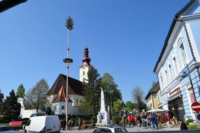 In Kirchbach war heuer die Feuerwehr für den Maibaum verantwortlich, die Kameraden stellten den Riesen am Marktplatz auf. Vielen Dank an Reinhold Pucher für das Foto!