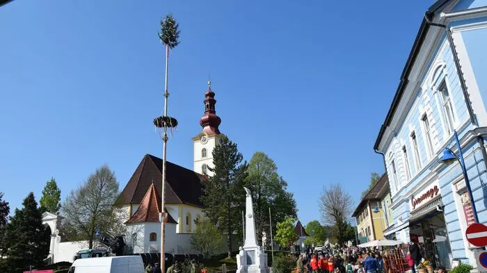 In Kirchbach war heuer die Feuerwehr für den Maibaum verantwortlich, die Kameraden stellten den Riesen am Marktplatz auf. Vielen Dank an Reinhold Pucher für das Foto!