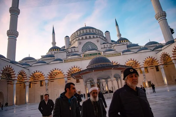 n der Moschee können 63 Tausend Gläubige zugleich ihre Gebete verrichten. 