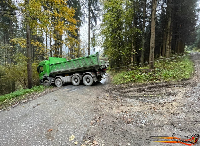 Mit einem Bagger gelang es, den Lkw zu bergen