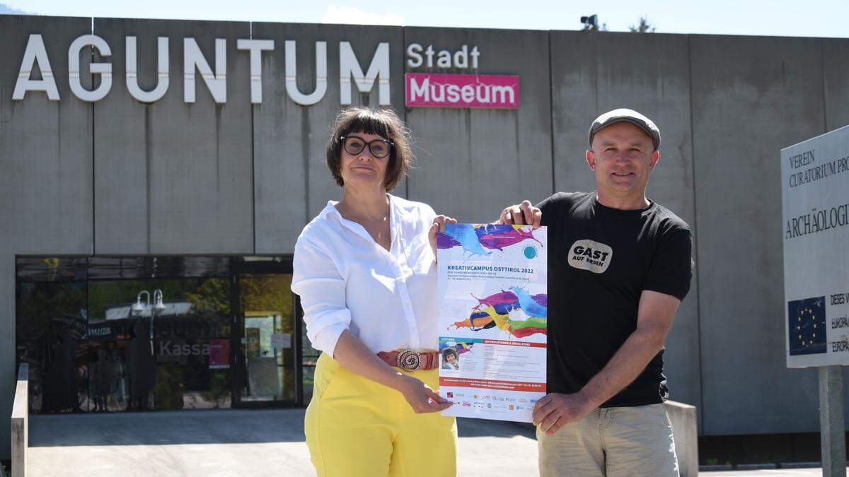 Stolz präsentieren Claudia Moser und Wolfgang Ladstätter (Leiter Architekturwerkstatt II) das abwechslungsreiche Programm des Kreativcampus