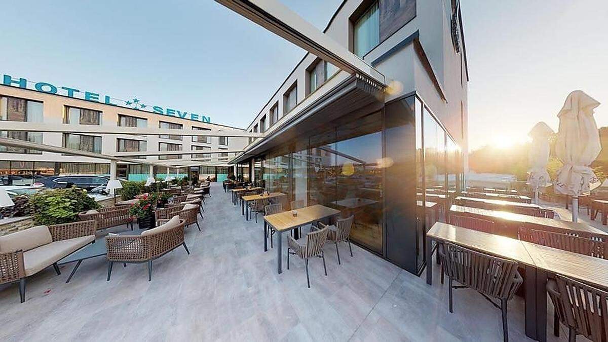 Die Terrasse des &quot;Milo&quot; im Hotel Seven bietet auch Sonnenstunden