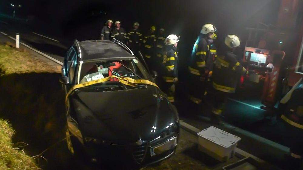 Die Feuerwehren Gnas und Feldbach rückten zur Bergung der Unfallautos aus