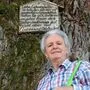 Johannes Gepp vor der 1000-jährigen Eiche in Bierbaum bei Bad Blumau