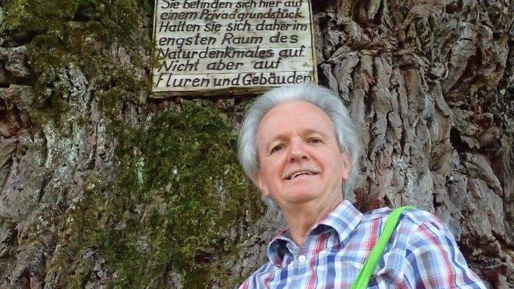 Johannes Gepp vor der 1000-jährigen Eiche in Bierbaum bei Bad Blumau