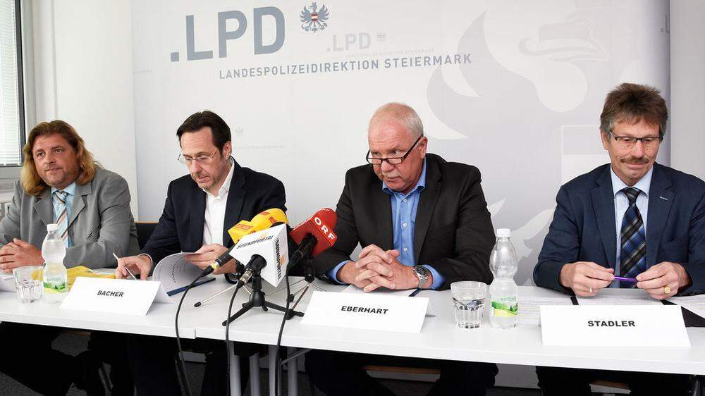 Von links: BI Andreas Frühauf, Staatsanwalt Hansjörg Bacher, Oberst Alois Eberhart, Ministerialrat Gerhard Stadler