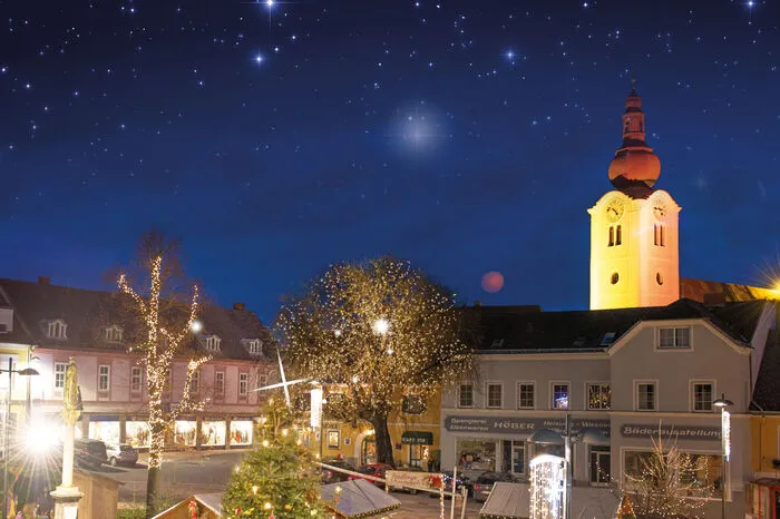 Mit Kunst, Kulinarik und viel Brauchtum lädt der Friedberger Adventmarkt auf dem Hauptplatz zum Genießen und Schmökern ein. Eröffnet wird der Markt mit dem Einschalten der Weihnachtsbeleuchtung am Freitag, dem 30. November, um 17 Uhr. An jedem Adventwochenende jeweils von Freitag bis Sonntag gibt es ab 10 Uhr ein weihnachtliches Programm für Groß und Klein. Höhepunkte sind etwa die märchenhafte Laternenwanderung durch den Bärengraben am 9. Dezember um 16 Uhr und das Adventsingen in der Stadtpfarrkirche am 16. Dezember um 17 Uhr.