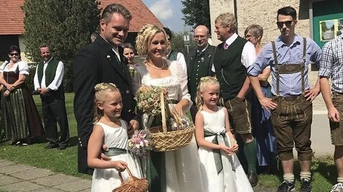 Renate Götschl und Hannes Kargl vor der Pfarrkirche Lind bei Zeltweg