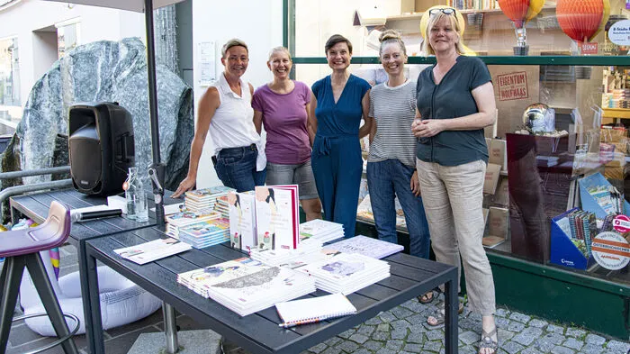 Das Team der Buchhandlung Morawa mit Autorin Lena Raubaum