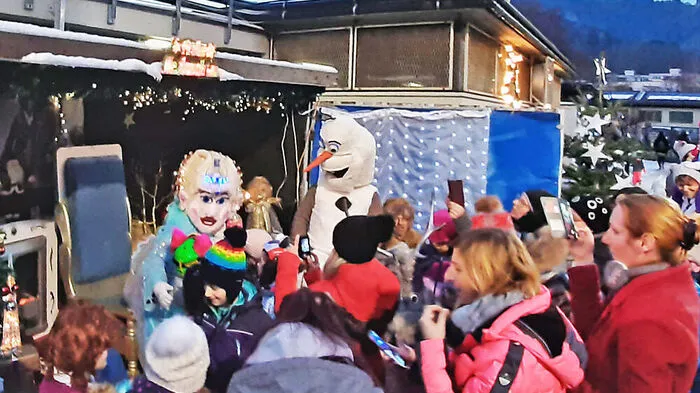 Olaf, Elsa und ihre Freunde lockten 700 Besucher ins Brucker Eisstadion
