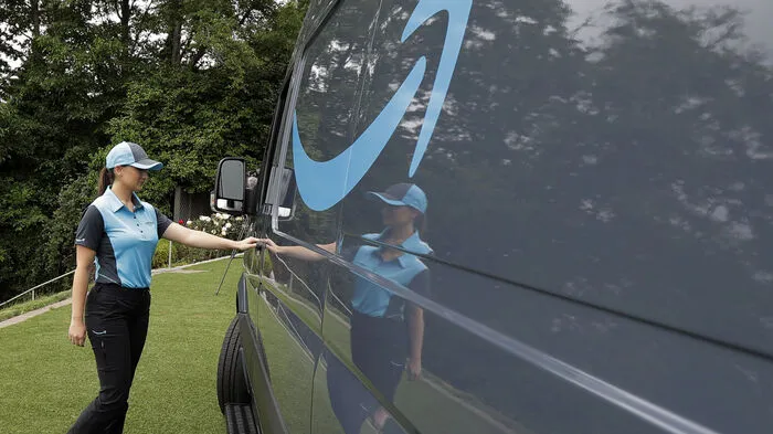Amazon forderte in den USA Unternehmer in einer Mitteilung vom Donnerstag zur Gründung kleinerer Lieferfirmen auf, die dann bis zu 40 Fahrzeuge mit Amazon-Logo betreiben sollten.
