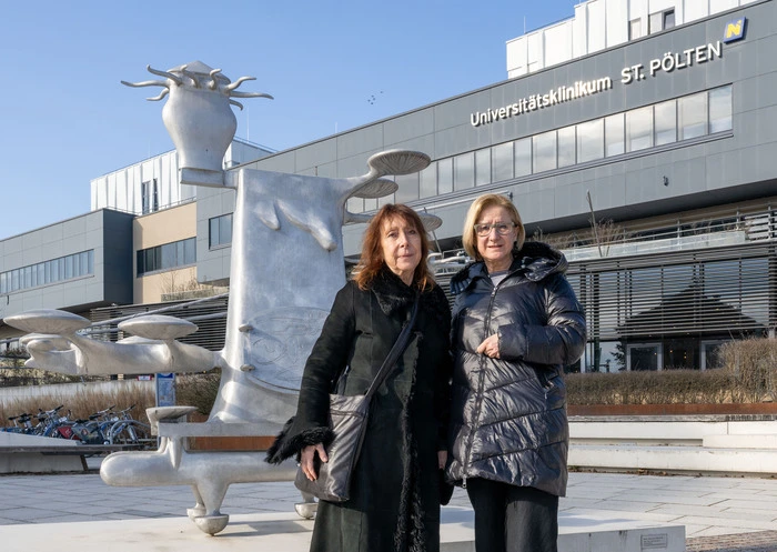 Christine Gironcoli, Witwe des Künstlers, mit Johanna Mikl-Leitner
