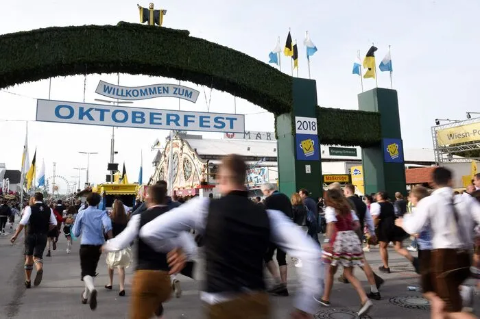 Bereits in der Früh stürmten die ersten Gäste das Volksfest. 