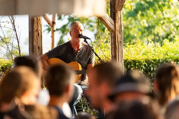 ... im BIergarten tritt das Austropopduo DeZwa auf ...