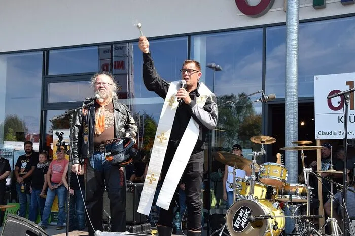 Auch auf göttlichen Segen legte man da Wert. Den spendete Pfarrer Robert Strohmaier aus St. Veit am Vogau, wobei er Texte aus einer Biker-Bibel zitierte. Und die flotte Moderation besorgten Dorian Steidl und Peter Reitzl