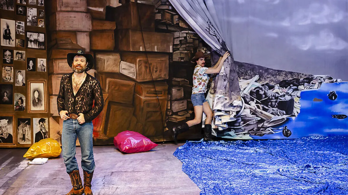 Robert M. Johanson und Bence Mezei in "Burt Turrido" im Theater Akzent