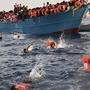 In Seenot geratenes Flüchtlingsschiff