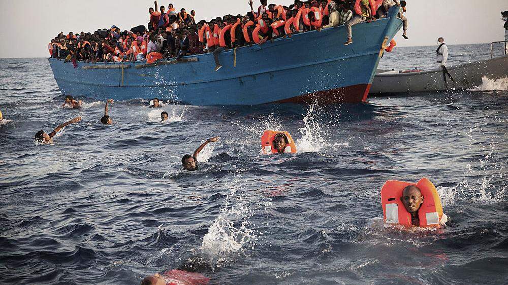 In Seenot geratenes Flüchtlingsschiff