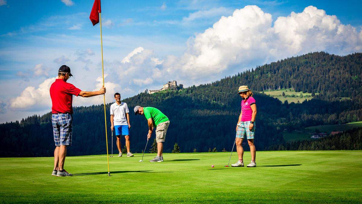 „Schönes Spiel“ dürfen sich Golfer weiterhin in schöner Landschaft wünschen: der Betrieb des Golfplatzes ist gesichert