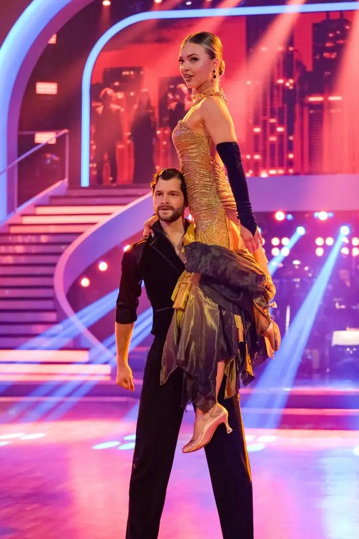 Dancing Stars - Nach einer kurzen Osterpause wird es für die Dancing Stars gleich doppelt spannend. Neben dem gewohnten Einzeltanz müssen die Tanzpaare ihr Können auch bei einem Tanzmarathon zu Lindy Hop unter Beweis stellen, um Publikum und Jury zu überzeugen. Für die musikalische Begleitung sorgt das Dancing Stars-Orchester, das mit dieser sechsten Live-Sendung wieder in den Ballroom einzieht. Und noch ein weiteres Highlight erwartet das Publikum: JJ, der für Österreich beim Eurovision Song Contest in Basel singt, präsentiert seinen Song 