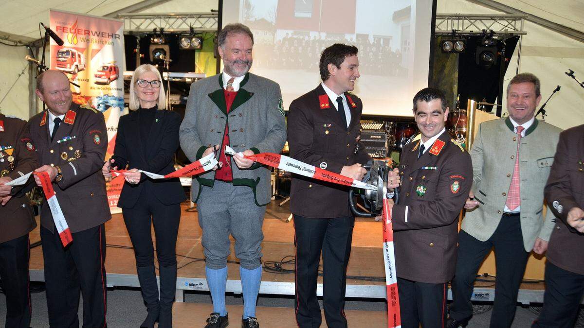 Das Band ist durchgeschnitten: Thomas Rechberger, zweite Landtagspräsidentin Gabriele Kolar, Bürgermeister Ewald Peer, OBI Christian Bucher, HBI Markus Kogler und Vizebürgermeister Helmut Maurer