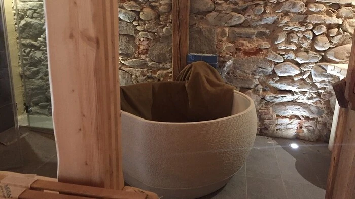 Stylishe Zimmer mit einer Einrichtung aus Holz- und Steinelementen.
